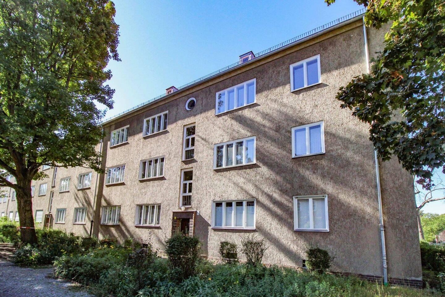 Bezugsfreie, charmante 4 Zimmerwohnung mit Loggia im denkmalgeschützten Objekt – Berlin – Bild 1 von 9