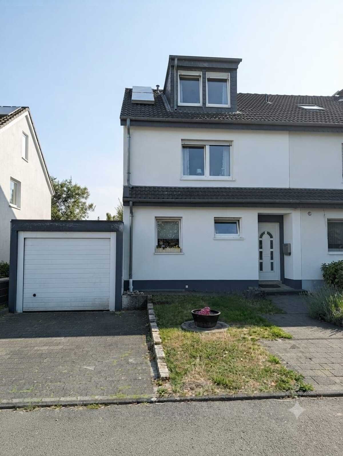 Gepflegtes Familienhaus in Wuppertal-Ronsdorf - 150 m², Kamin, Fußbodenheizung & Doppelgarage – 42369 Wuppertal – Bild 1 von 9