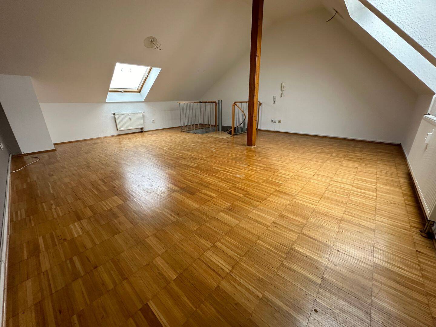 Frei ab 1.8. 26Wohnen über zwei Etagen ! Sonniger Balkon, Aufzug, – Chemnitz – Vorschaubild 2