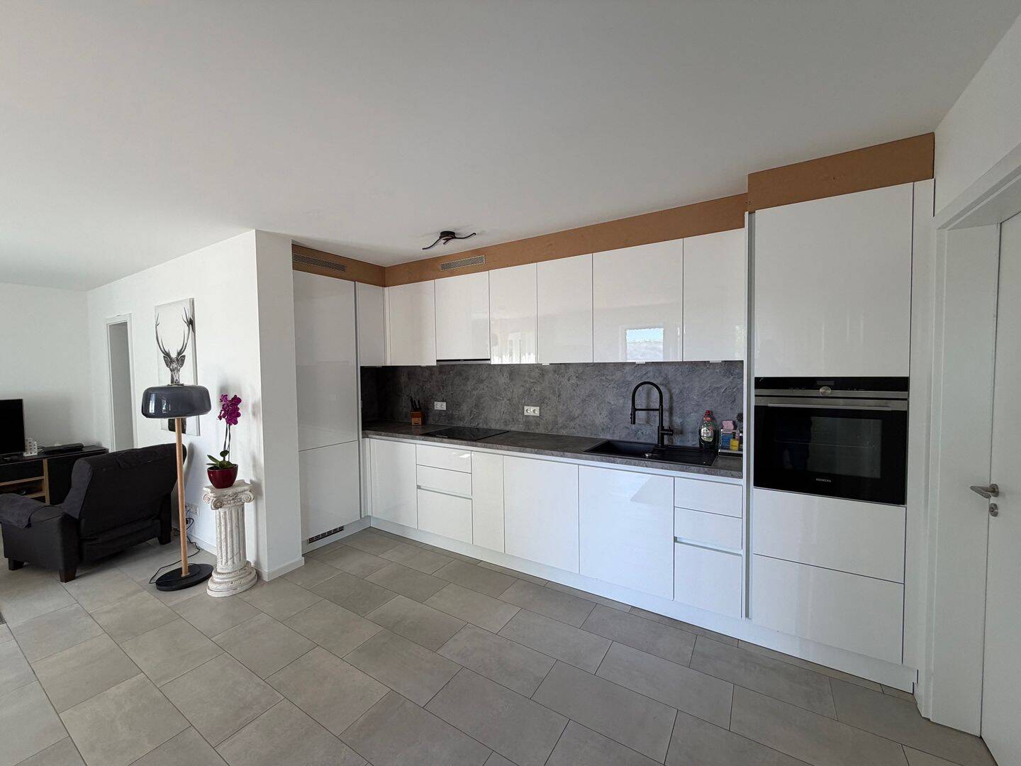 neuwertige 2 Zimmer-Wohnung in gehobener Ausstattung mit Terrasse und 2 Stellplätzen – Trier – Vorschaubild 2