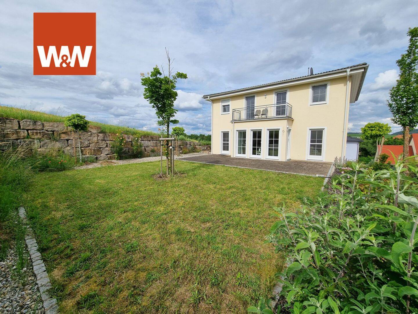 Vor den Toren von Würzburg: Modernes Einfamilienhaus mit Einliegerwohnung, Doppelgarage und Garten – Seinsheim – Bild 1 von 9