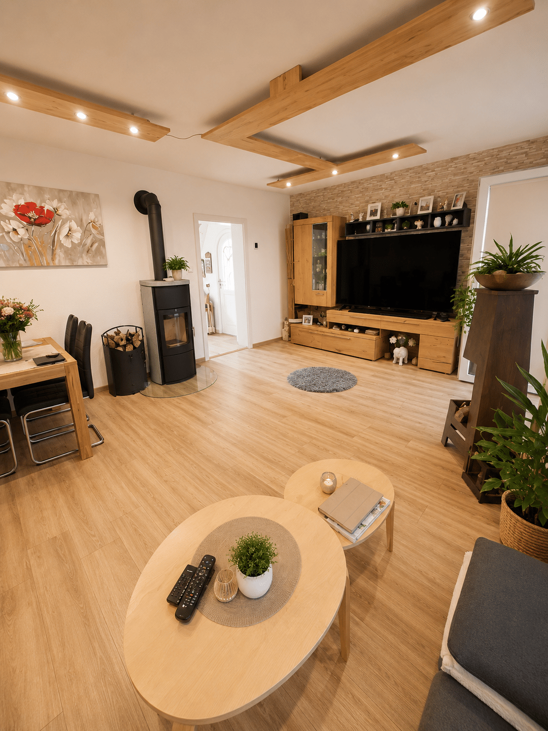 Modernisiertes Reihenmittelhaus mit PV-Anlage, Wintergarten und Kamin. Sofort bezugsfrei – Gersthofen – Bild 1 von 9