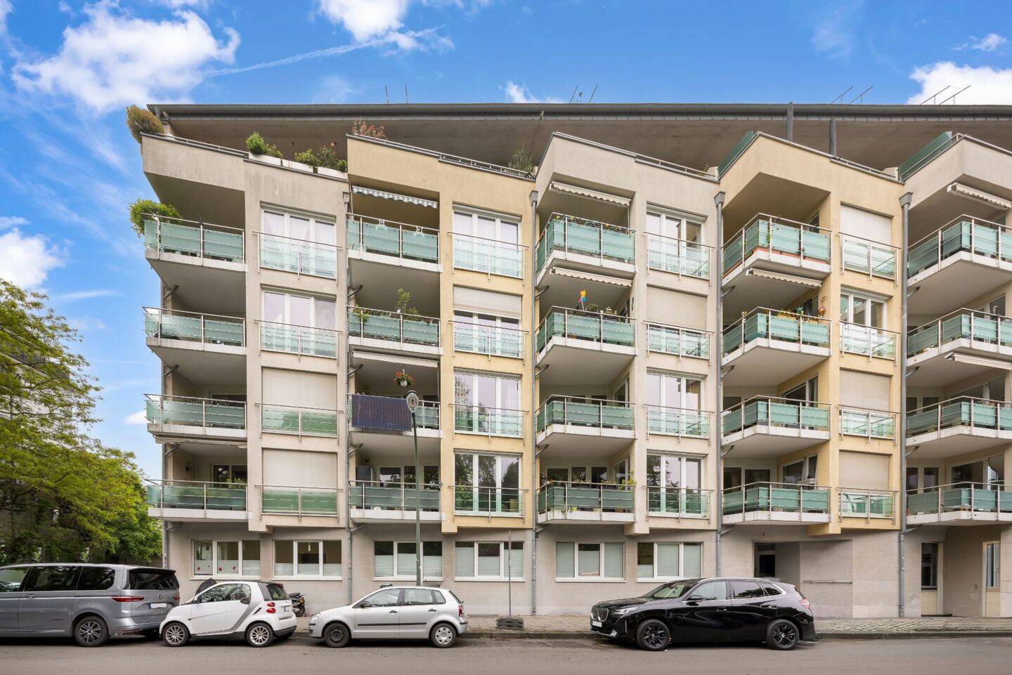 Am Florapark Düsseldorf: Lichtdurchflutete 2 Zimmer Wohnung mit Balkon und Blick ins Grüne – Düsseldorf – Bild 1 von 9