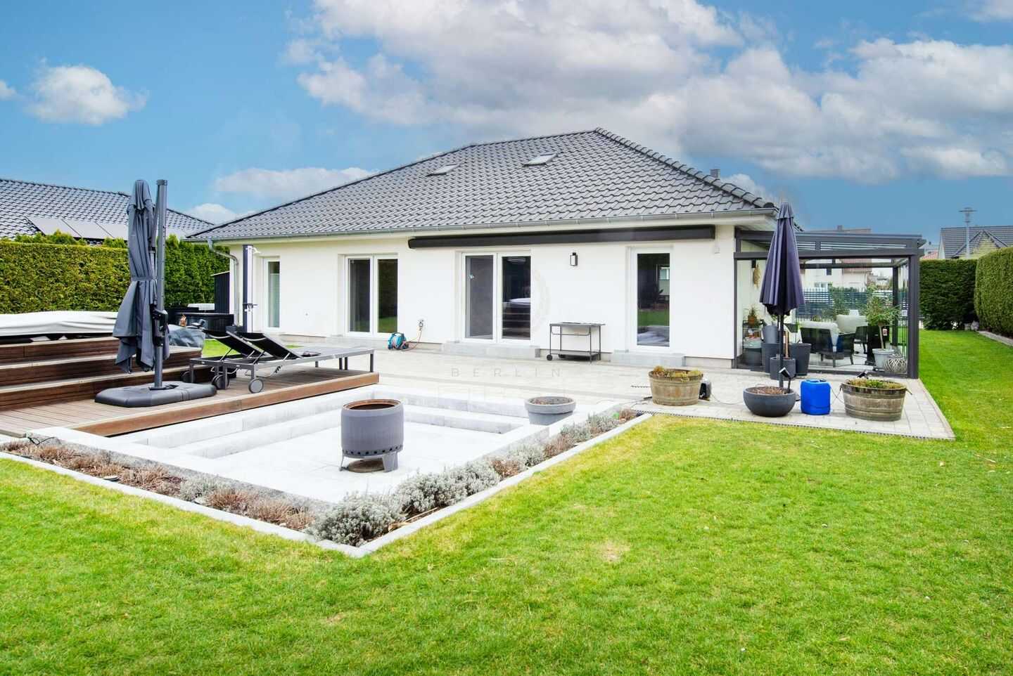 Familientraum in Berlin-Rudow: Einfamilienhaus mit großem Garten & Wintergarten – Berlin – Bild 1 von 8