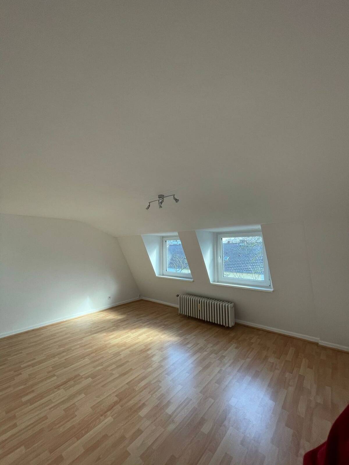 Frisch renoviertes Raumwunder! 120 m² Dachgeschosswohnung mit Traum-Balkon, Klimaanlage & Dom-Blick – 51103 Köln – Bild 1 von 9