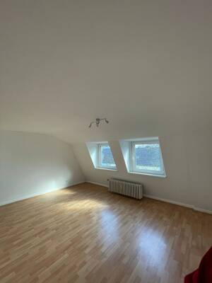 Frisch renoviertes Raumwunder! 120 m² Dachgeschosswohnung mit Traum-Balkon, Klimaanlage & Dom-Blick