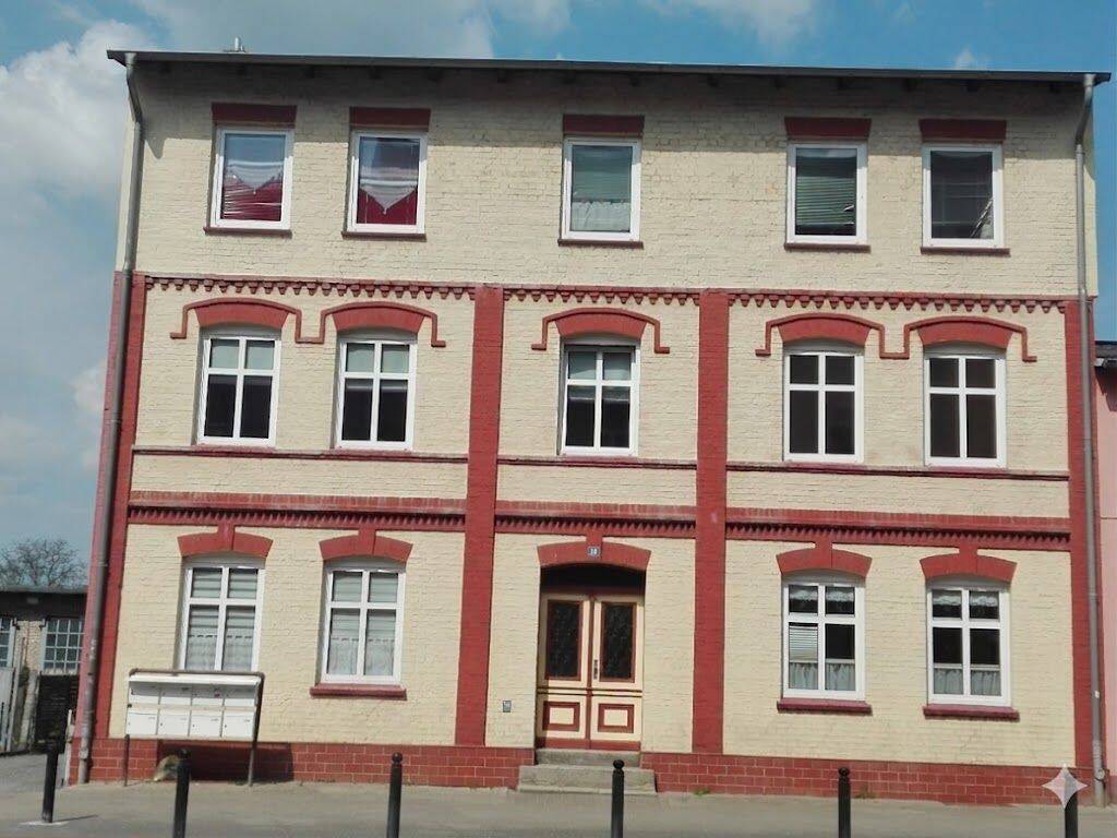 3-Raum-Wohnung mit Tageslichtbad m. Badewanne u. Dusche sowie EBK