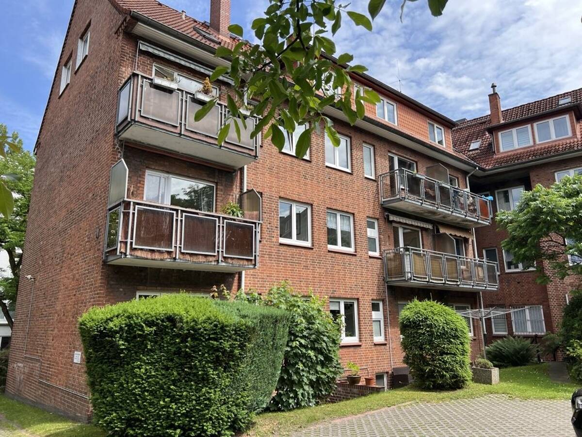 Gemütliche 2-Zimmer-Dachgeschoss-Maisonette-Wohnung mit Spitzboden am grünen Villenviertel – 22043 Hamburg – Bild 1 von 8