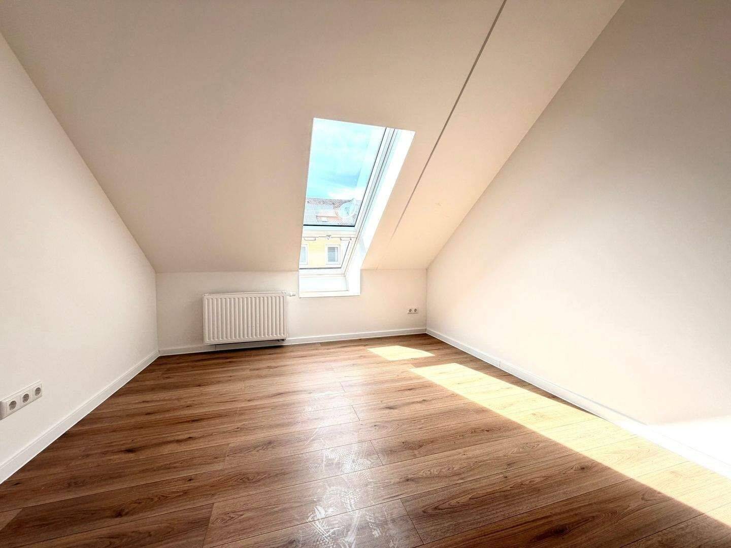kernsaniert & energieeffizient in GoHo – 2 Zimmer DG Apartment mit EBK – Nürnberg – Vorschaubild 4