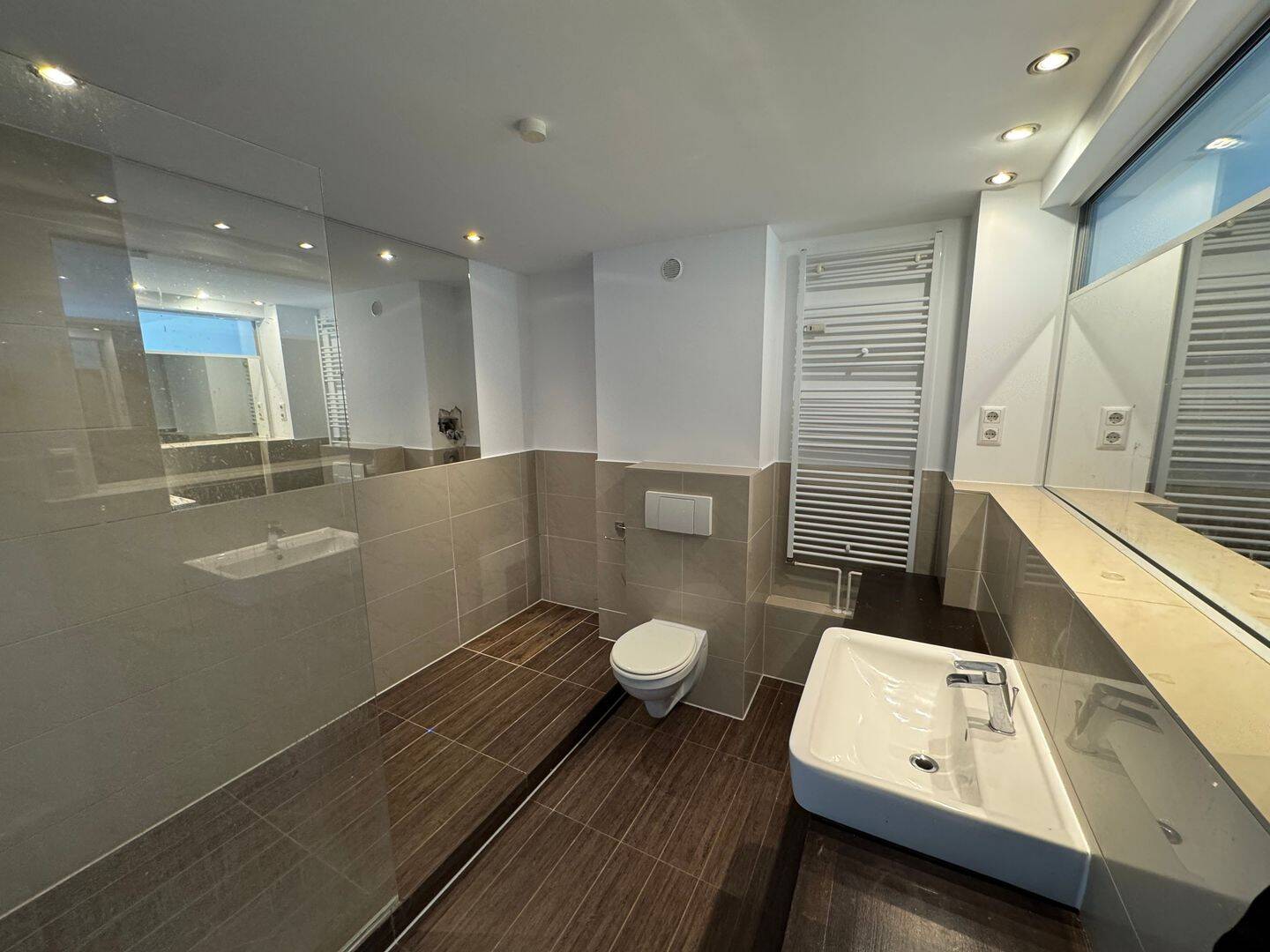 Zuhause mit Charakter: außergewöhnlicher Grundriss, warme Atmosphäre & Balkon zum grünen Innenhof – Berlin – Vorschaubild 7