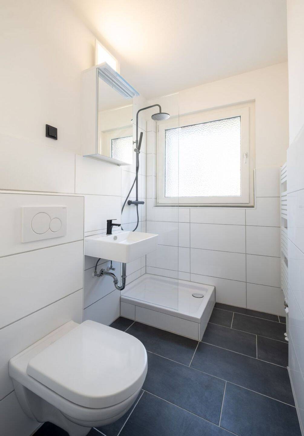 Modern wohnen in Düsseldorf - frisch renovierte 2-Zimmer-Wohnung mit Balkon und neuer Einbauküche – Düsseldorf – Vorschaubild 8