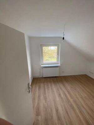 Modernisierte Dachgeschosswohnung – 21149 Hamburg – Vorschaubild 3