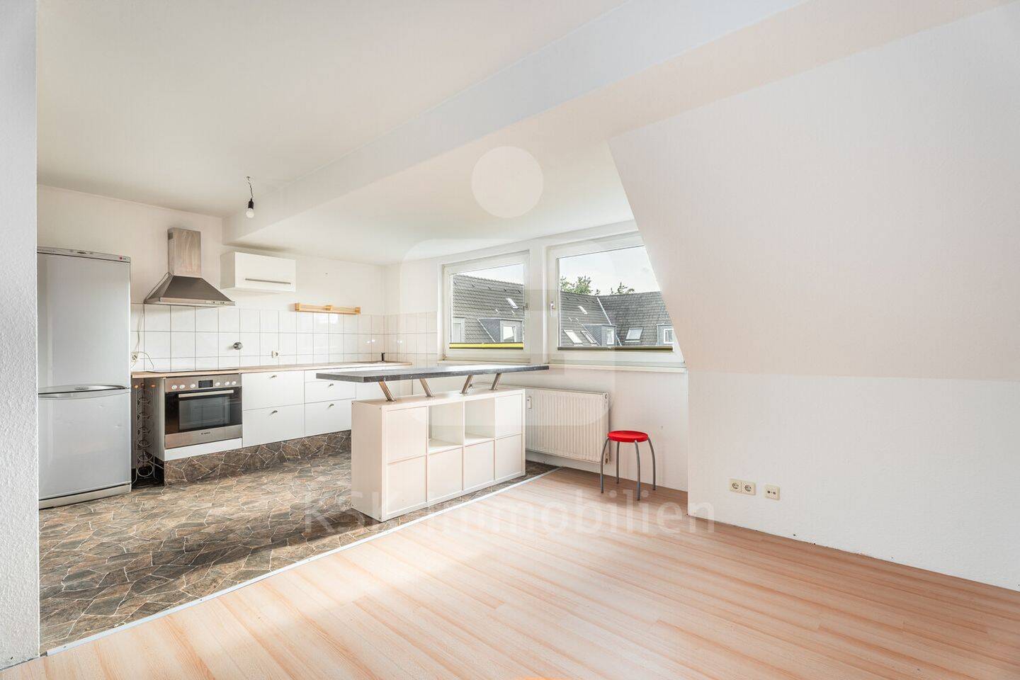 Bezugsfreie und lichtdurchflutete Dachgeschosswohnung in ruhiger Lage. – Köln – Vorschaubild 5