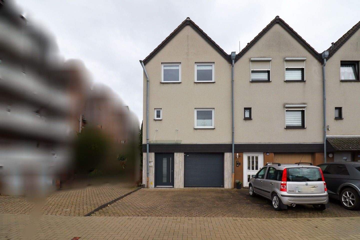 Reihenendhaus mit Splitlevel-Architektur, Garage, Garten und neuer Heizung – Bergheim – Bild 1 von 9