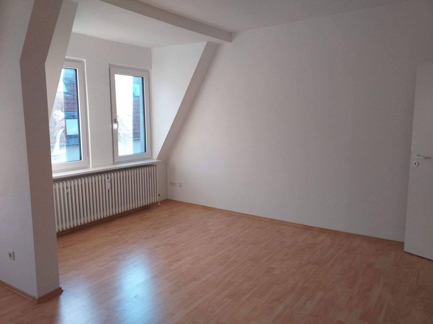 Nürnberg Nord: helle 2-Zimmer DG-Wohnung mit Balkon, Singleküche, Duschbad mit Fenster - vermietet zur Kapitalanlage – Nürnberg – Vorschaubild 4