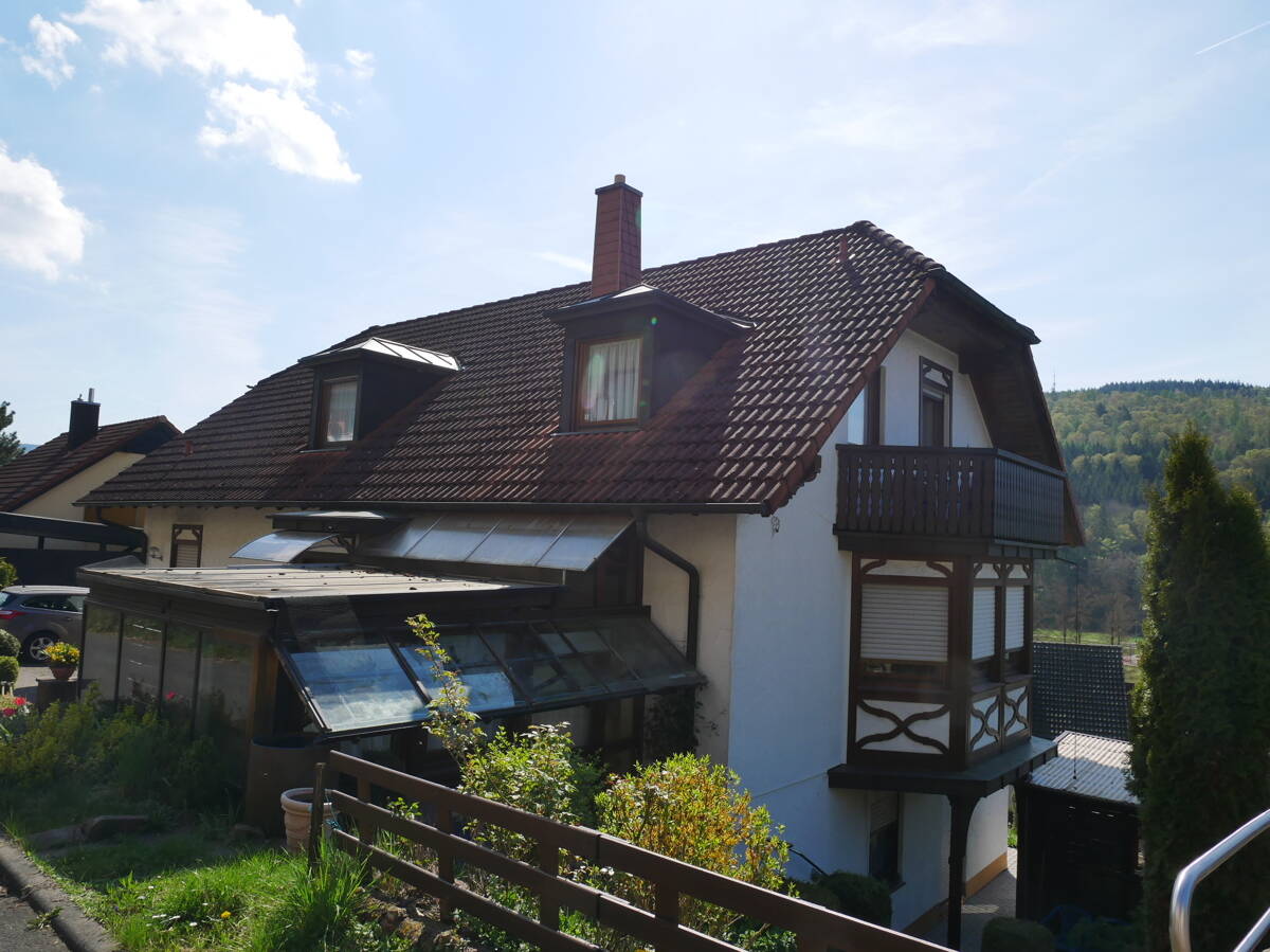 freistehendes Mehrfamilienhaus mit Wintergartenanbau und 2 Garagen in Bad Brückenau-Ortsteil – Bad Brückenau – Vorschaubild 3