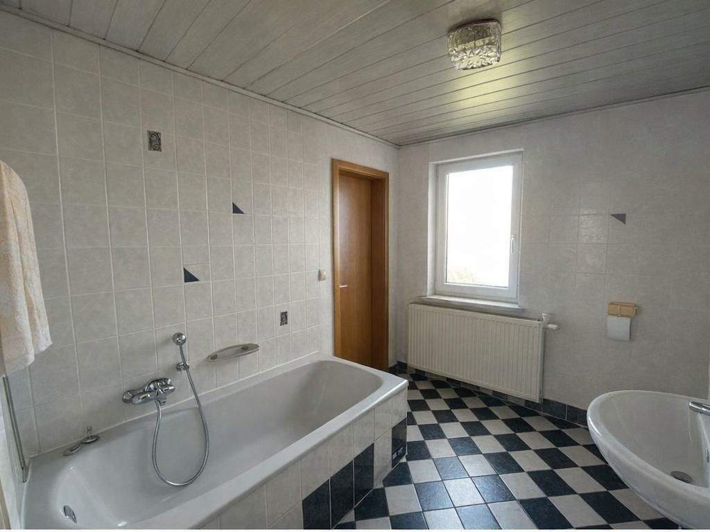 Charmantes Einfamilienhaus mit Sanierungsbedarf und Doppelgarage auf großzügigem Traumgrundstück. – Schnelldorf – Bild 1 von 7