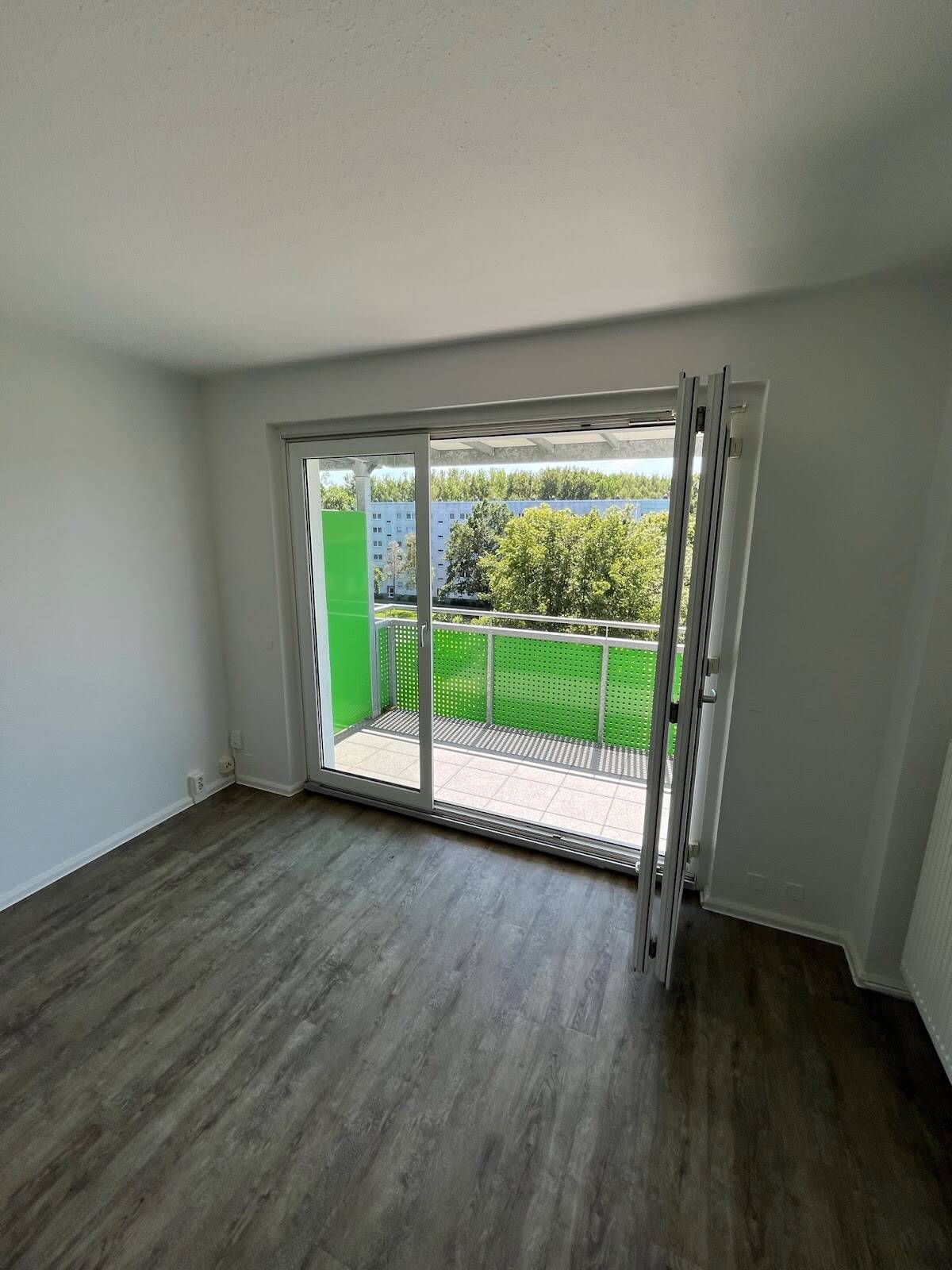 Neue Einbauküche zum Verlieben - frisch saniert, großer Sonnenbalkon – Chemnitz – Vorschaubild 4