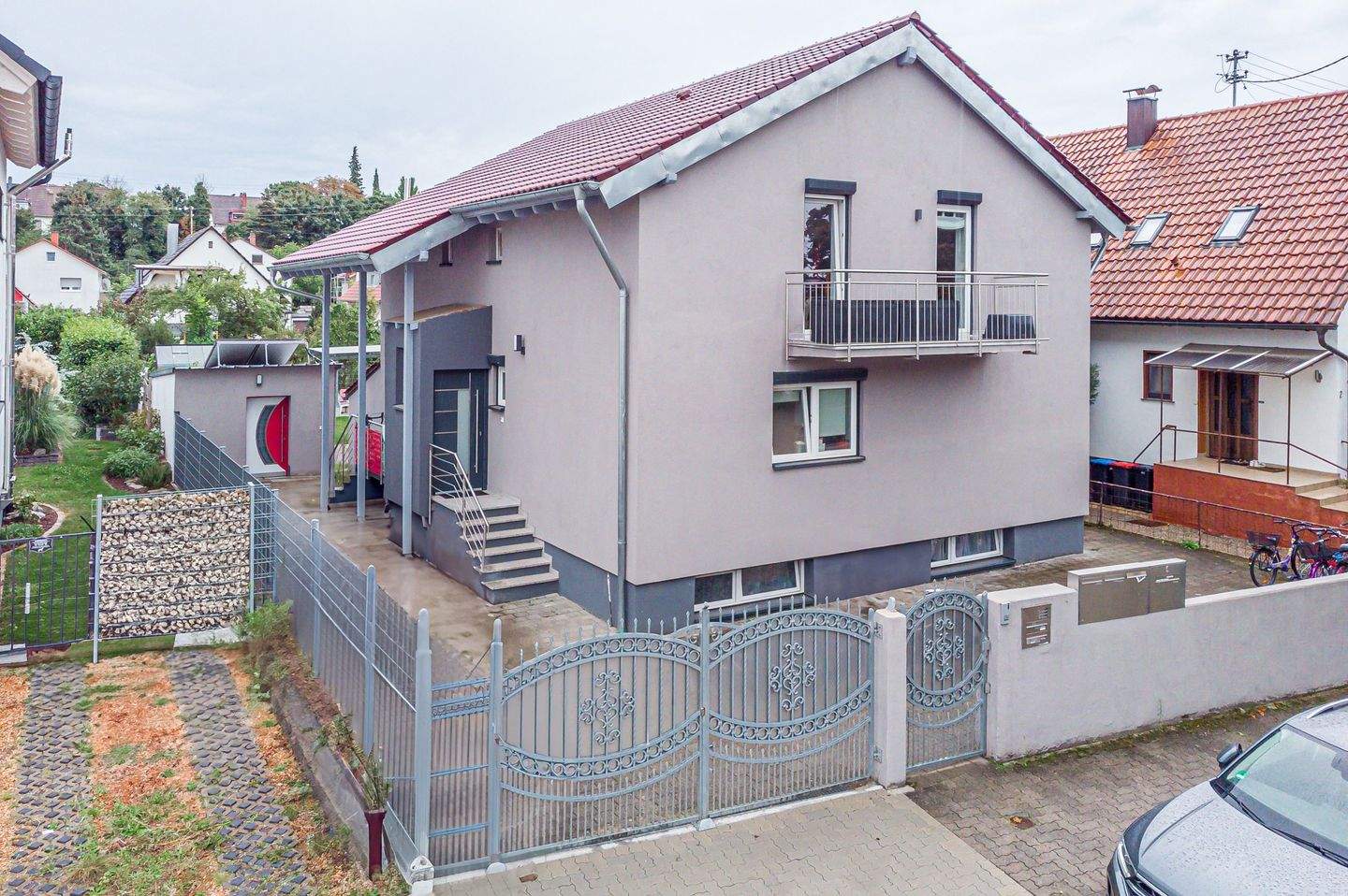 **Freistehendes, kernsaniertes Zweifamilienhaus in ruhiger Wohnlage** – Karlsruhe – Bild 1 von 9