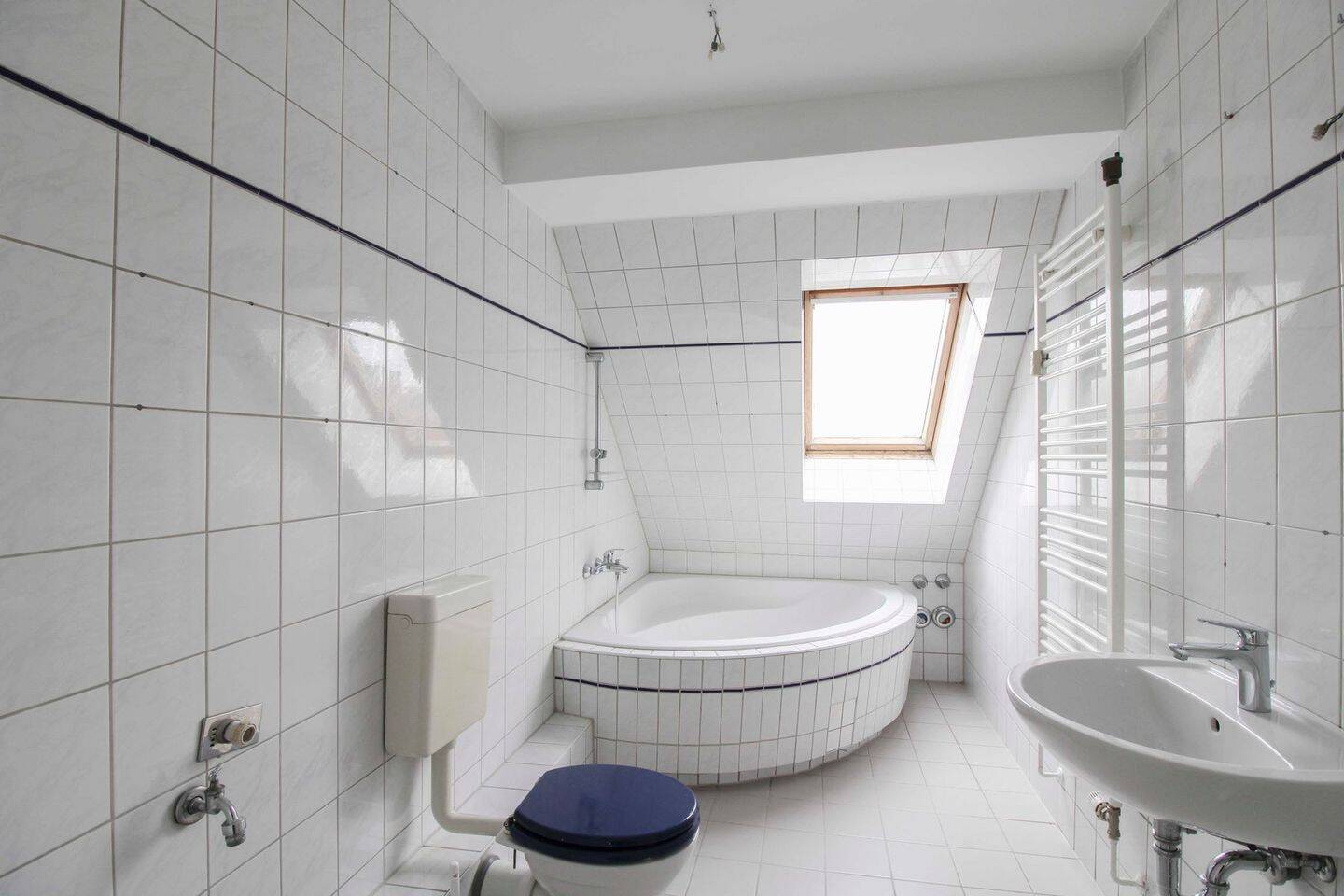 Sofort bezugsfrei: Frisch renovierte Dachgeschosswohnung (ohne Aufzug) im Altbau mit großem Balkon – Berlin – Vorschaubild 8