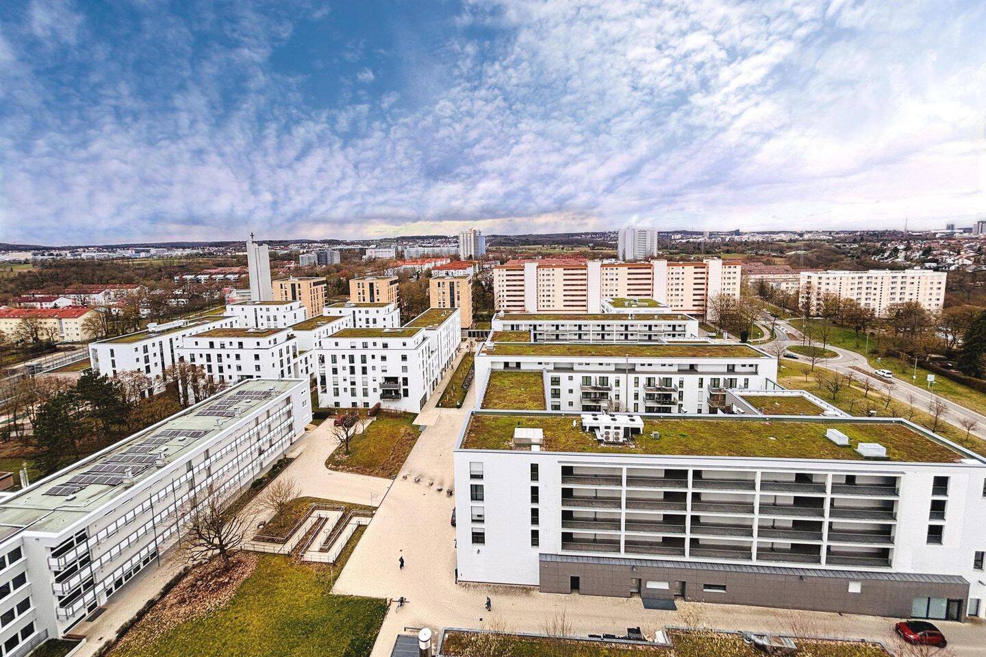 Traumhafter Ausblick! Sofort freie 2-Zimmer-ETW im 15. OG mit verglastem Balkon und Außenstellplatz