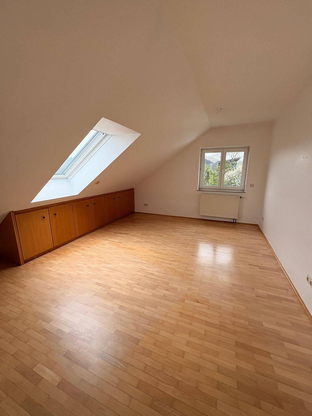 Maisonette mit Hausgefühl: 4 Zimmer, separater Eingang, Panoramabalkon, Bulthaup-Küche, 2 Stellplätze – Würzburg – Vorschaubild 8