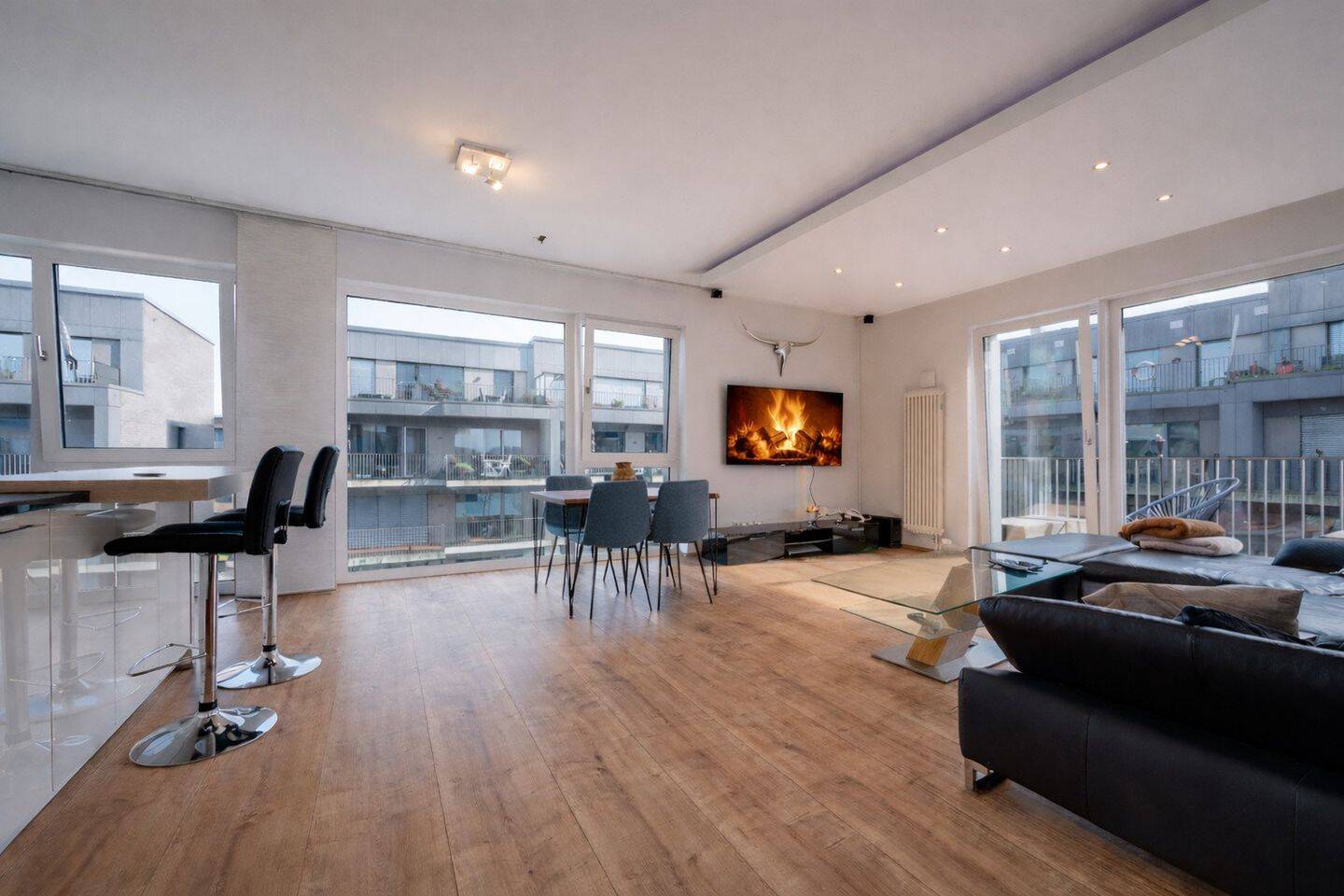 LICHTDURCHFLUTETE WOHNUNG IM 3.OG MIT WESERBLICK IN 1. REIHE - BEZUGSFREI - AKTUELL FERIENWOHNUNG – Bremen – Vorschaubild 2