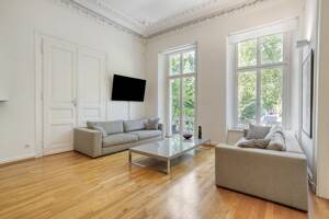 Luxuriöse sanierte Altbauwohnung in Bestlage - Mit Dachterrasse, Stellplatz und Blick ins Grüne – 40217 Düsseldorf – Vorschaubild 2