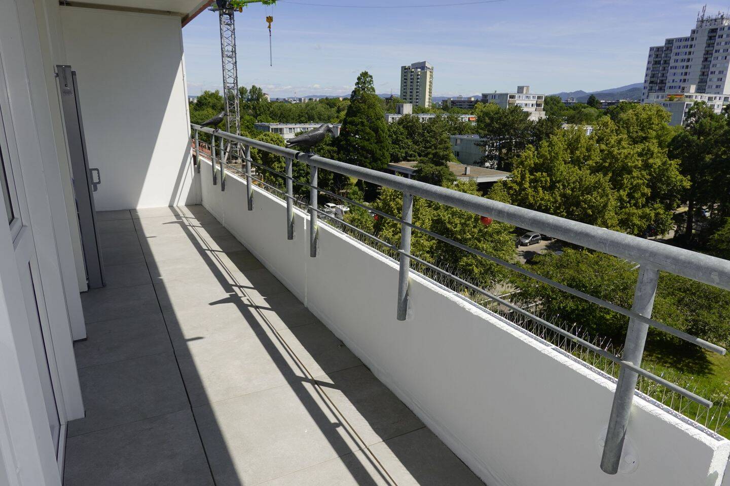 Großes möbliertes WG-Zimmer mit eigener Küche bodentiefen Fenstern und Balkon (2er-WG) – Freiburg im Breisgau – Vorschaubild 8