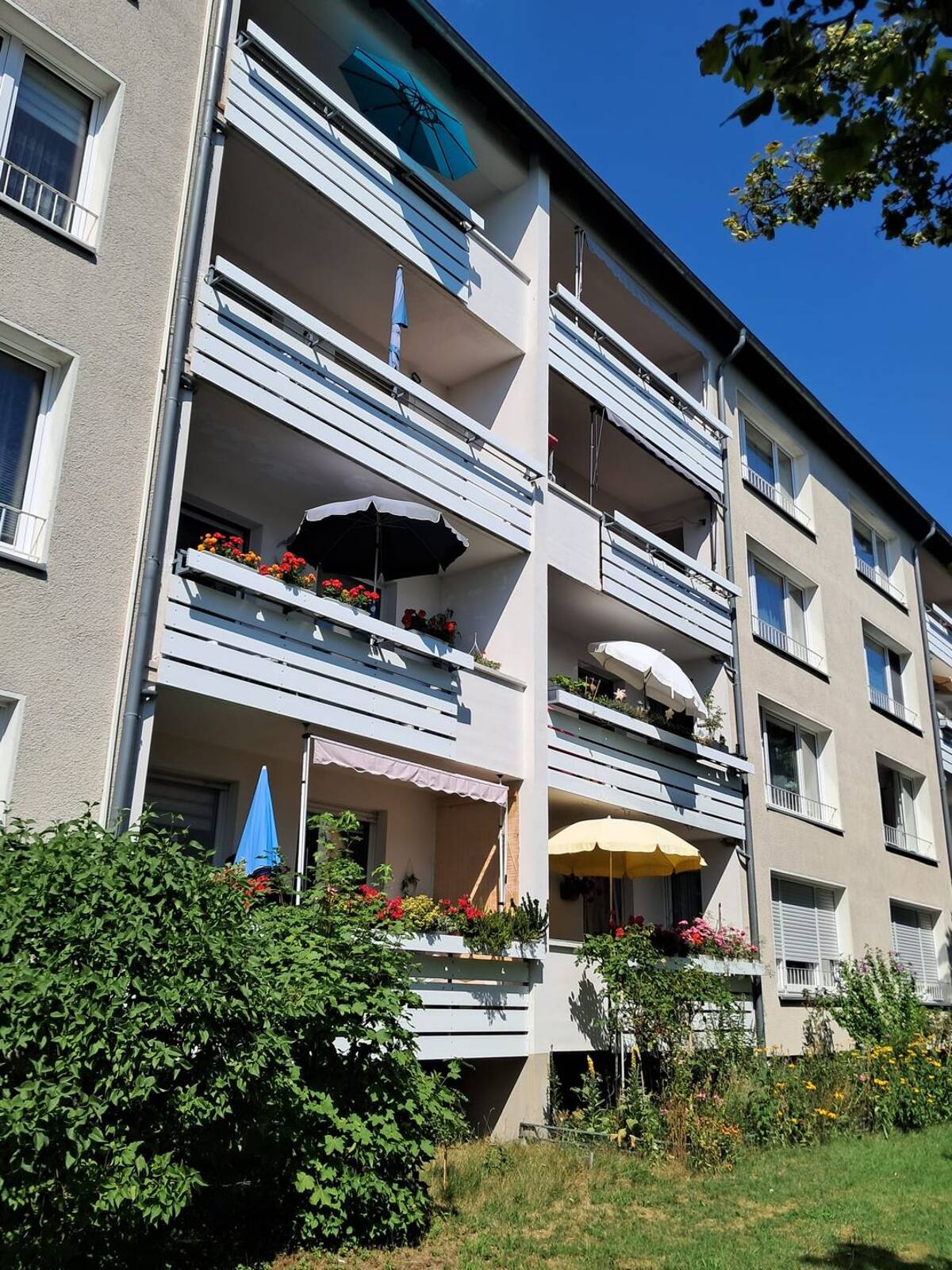 Gepflegte 4-Zimmer-Wohnung mit Balkon in Paderborn/Schloß Neuhaus, provisionsfrei – 33104 Paderborn – Bild 1 von 6