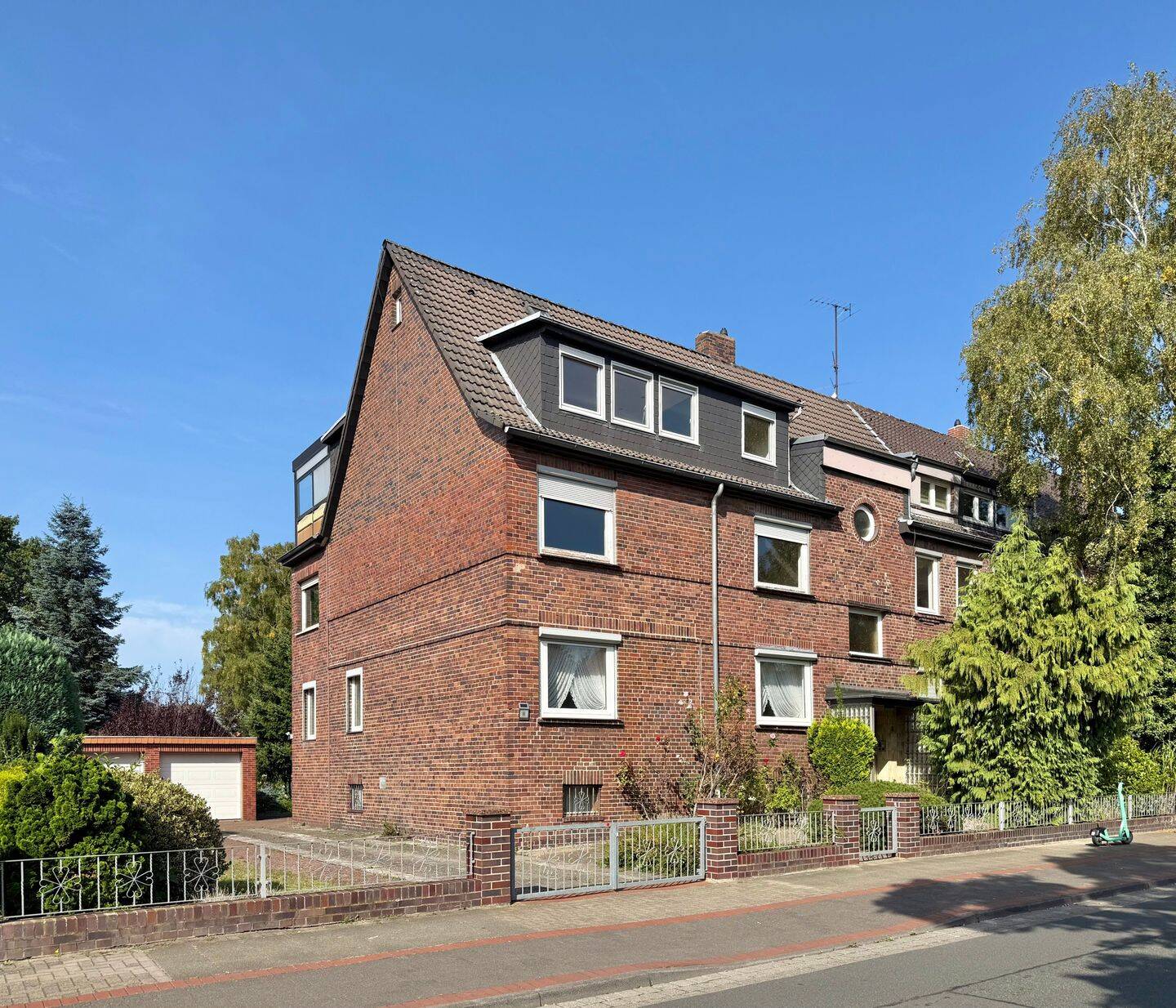 Solides 3-Familien-/Mehrgenerationenhaus mit schönem Garten oder Bauplatz in zentraler Lage – Hannover – Bild 1 von 9