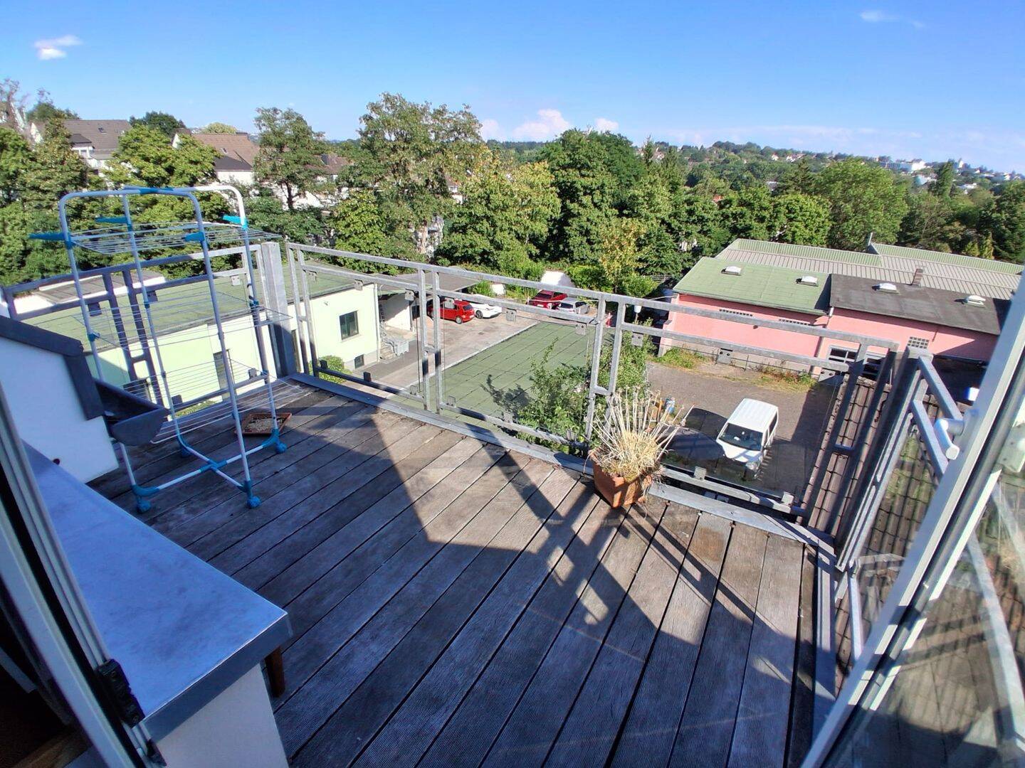 2 Zimmer Wohnung im DG mit Balkon frisch tapeziert, sofort frei, inklusive Einbauküche