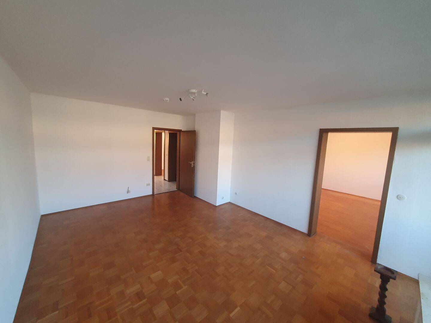 Helle 3-Zimmer-Wohnung mit zwei Balkonen, Gartenanteil und Garage in ruhiger, begehrter Lage – Ingolstadt – Bild 1 von 6