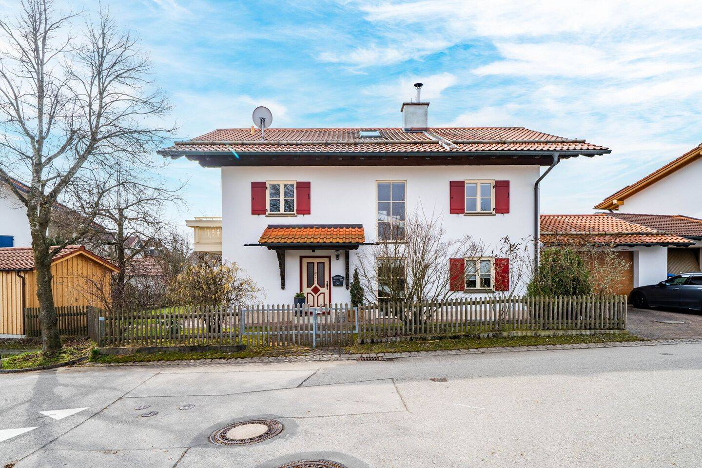 Gepflegtes Einfamilienhaus mit PV-Anlage und Doppelgarage in beliebter Lage von Peiting! – Peiting – Bild 1 von 5