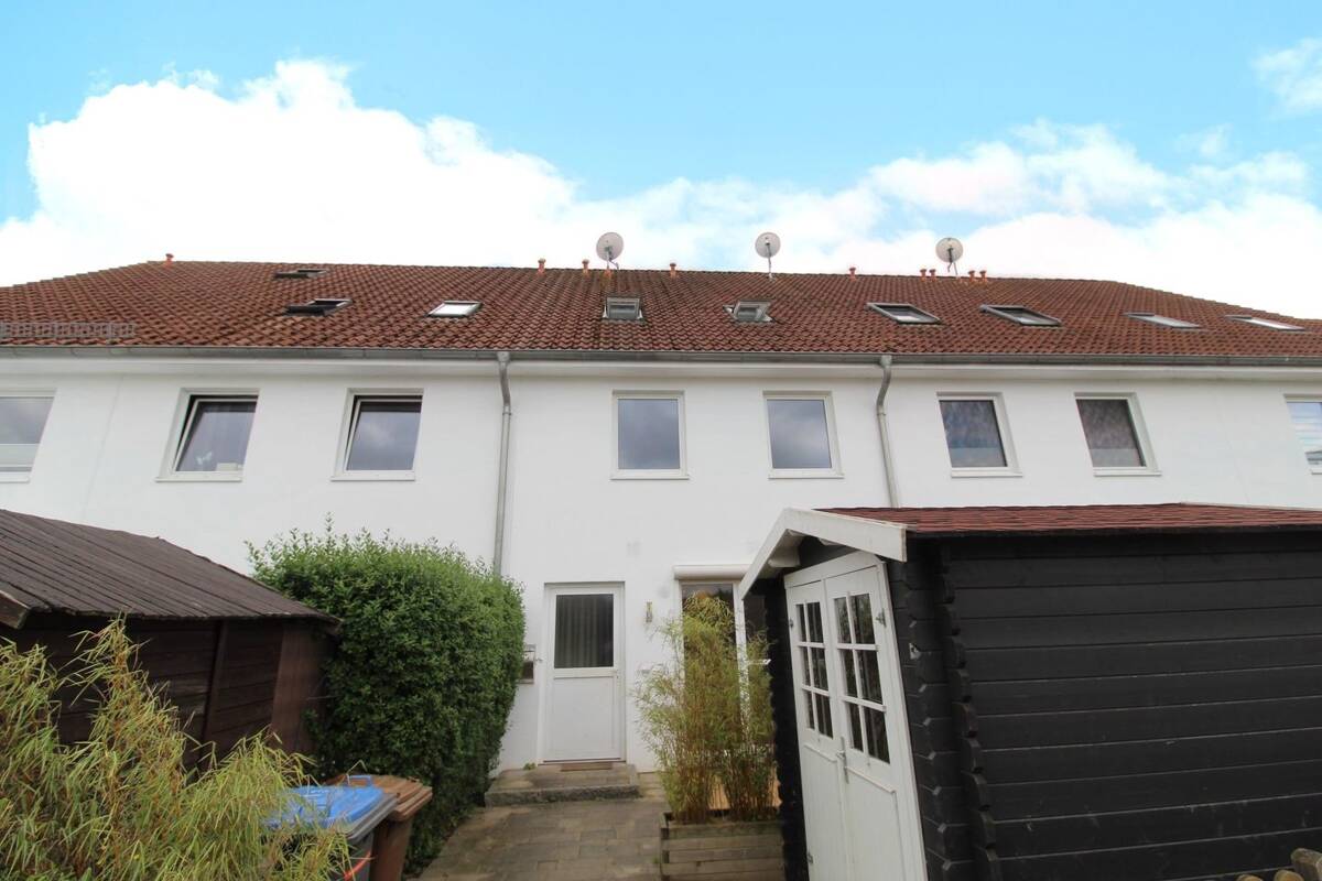 Charmantes Reihenmittelhaus mit Terrasse und ausgebautem Dachgeschoss – 23556 Lübeck – Bild 1 von 5