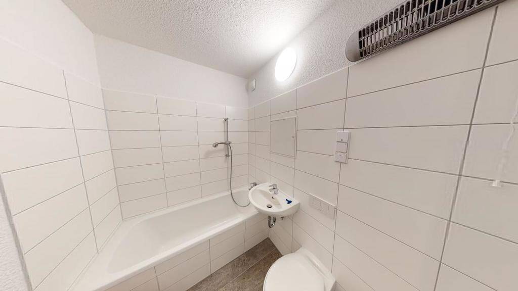 Urban gelegene 2-Raum-Wohnung mit Wanne – Chemnitz – Vorschaubild 3