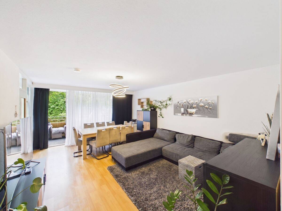 Helle 3-Zimmer-Wohnung mit Balkon in gepflegter Wohnanlage mit Aufzug, 2 Kellerabteile und TG-Platz – 70329 Stuttgart – Bild 1 von 9