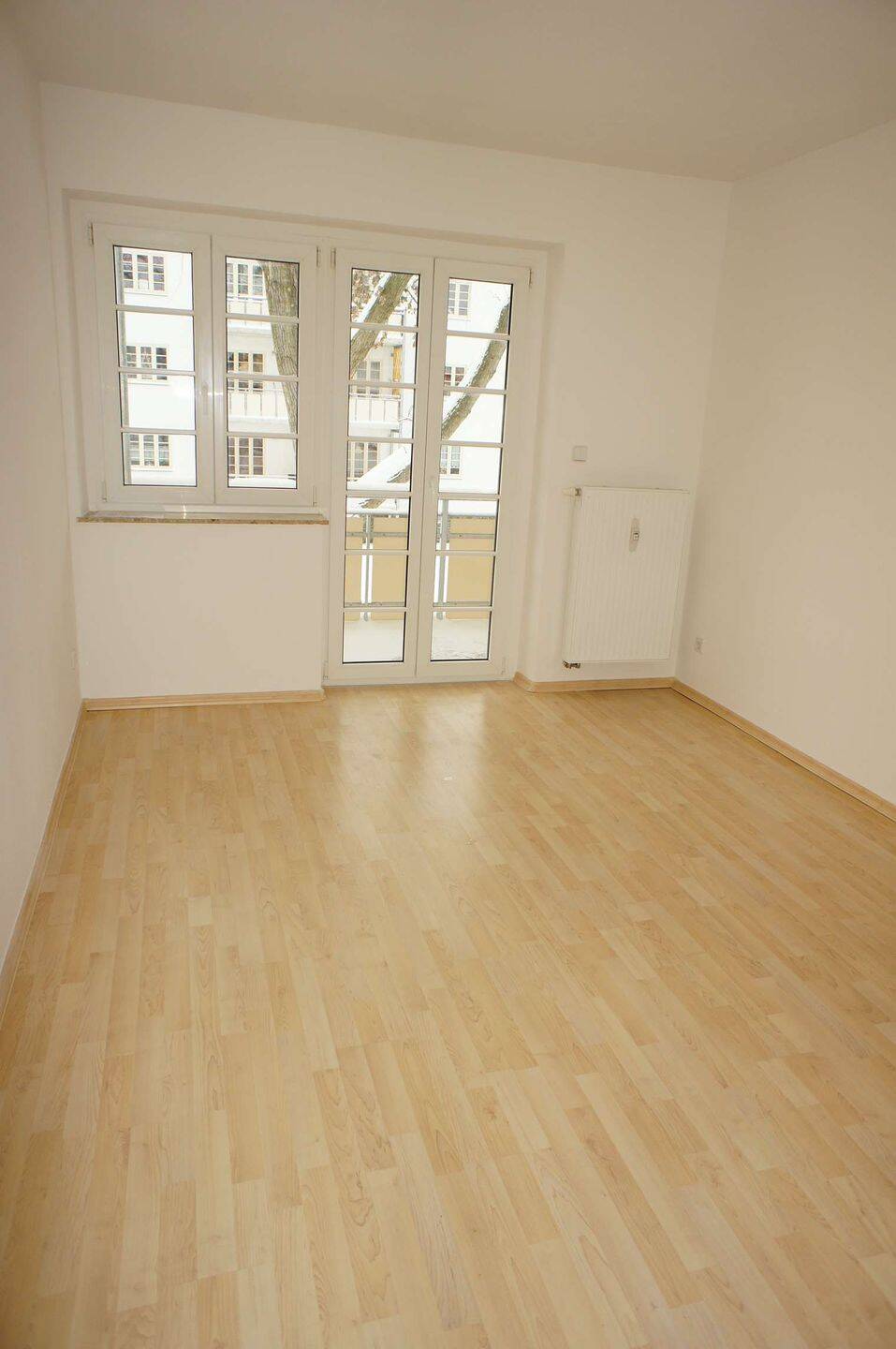 1. OG - Balkon / große Küche / Bad mit Dusche / frei ab 1.9.