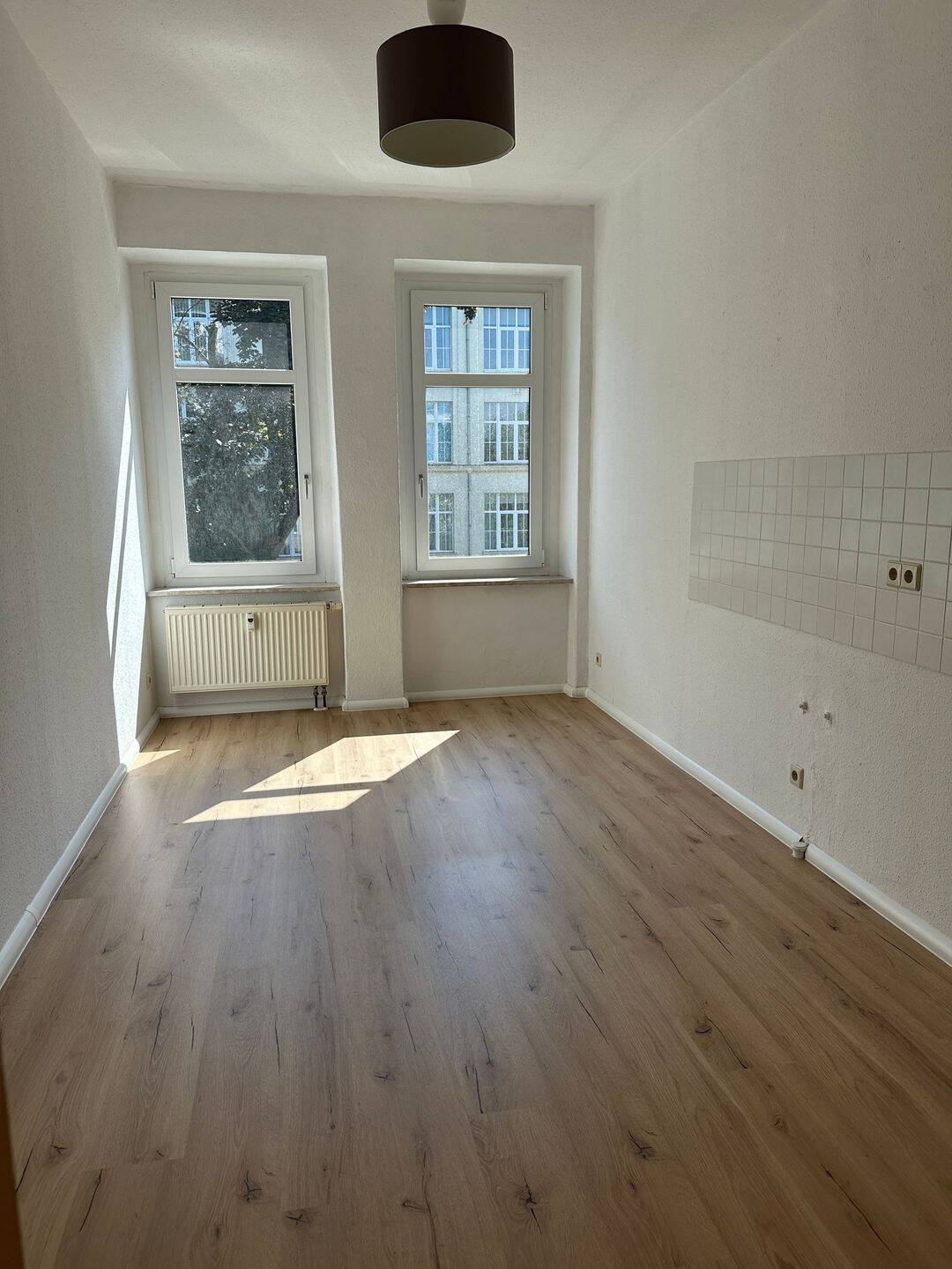 Balkonblick ins Grüne: 4-Zimmer-Wohnung mit 3 Schlafzimmern in Chemnitz – Chemnitz – Vorschaubild 2