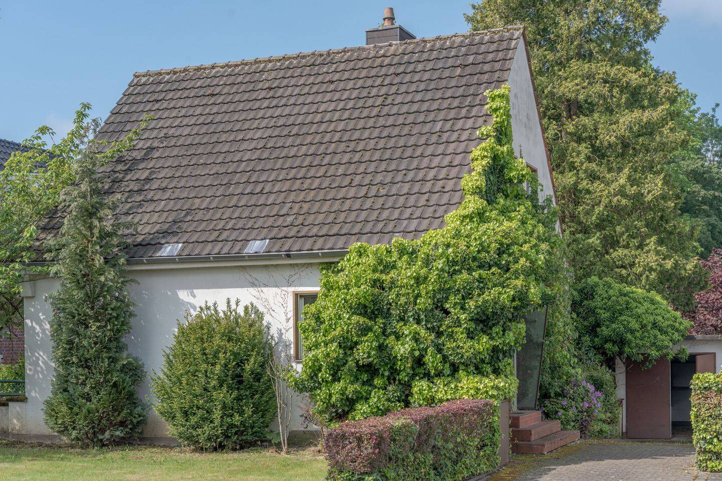 Großzügiges Grundstück mit Altbestand in TOP-Lage von Urdenbach
