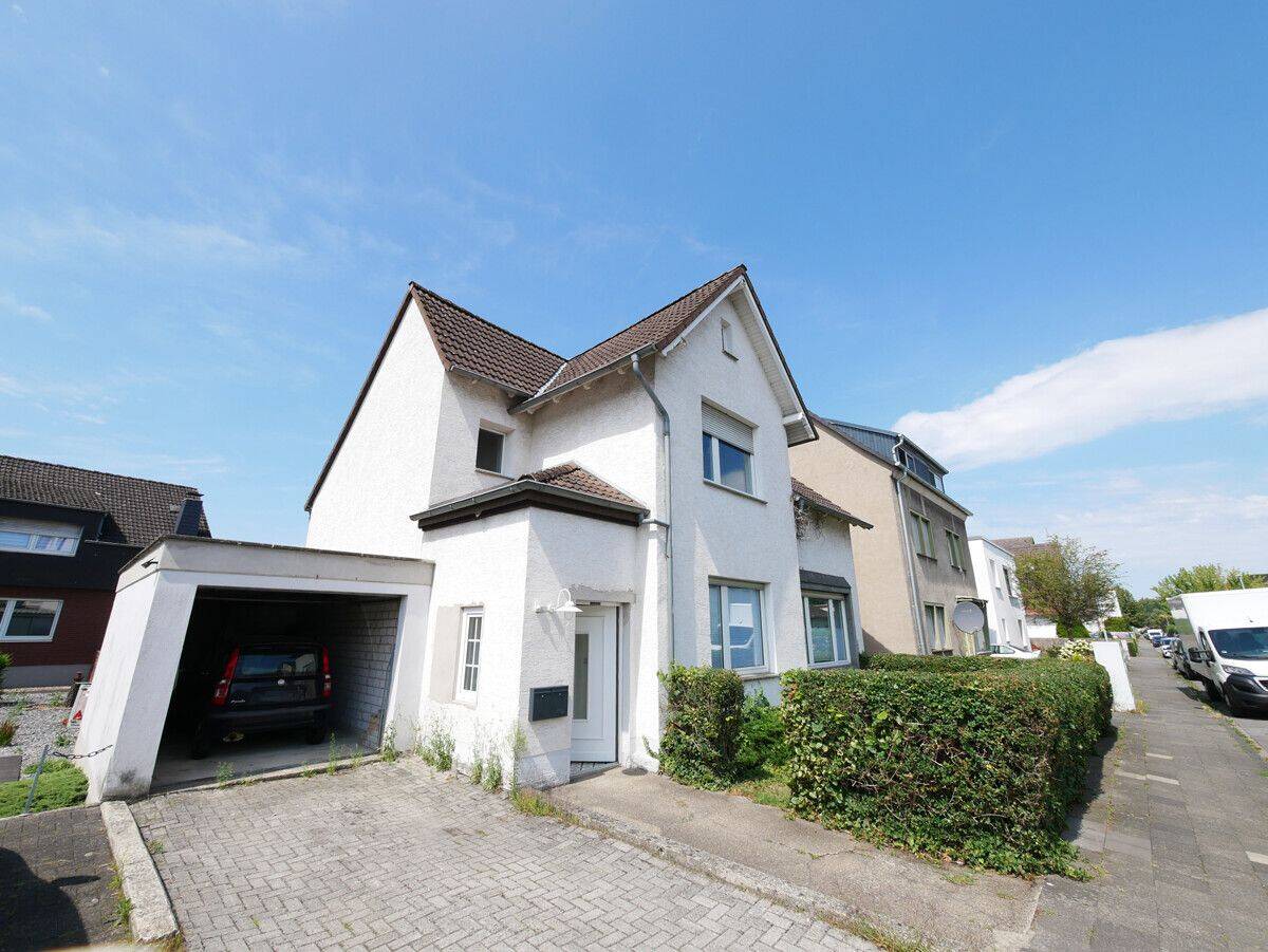 Attraktives Zweifamilienhaus mit großem Grundstück in Paderborner Innenstadtnähe – 33102 Paderborn – Bild 1 von 9