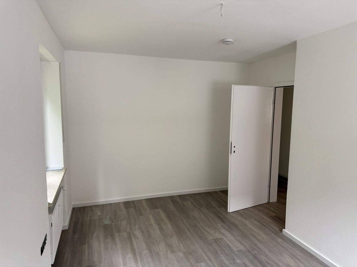 Frisch renovierte 2-Zimmer-Wohnung mit Balkon // Hochwertige neue Einbauküche inkl. Geräten // Modernisierte Böden // München-Kirchtrudering – München – Vorschaubild 3