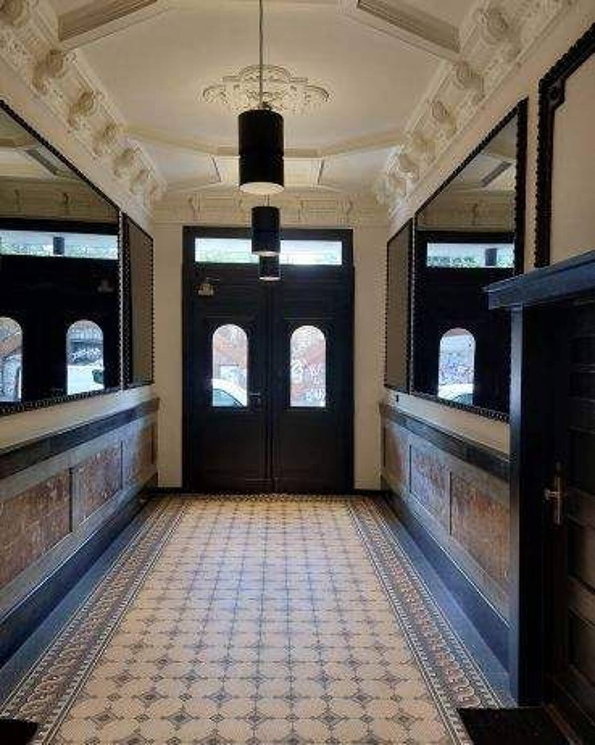 Einzugsbereit! Hochwertig sanierte Altbauwohnung mit Aufzug, Stuck, Parkett, Südbalkon uvm. – 10555 Berlin – Bild 1 von 9