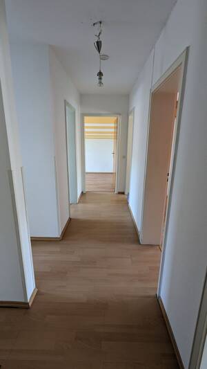 Bieten renovierte (2022) 3-Zimmerwohnung im Mehrfamilienhaus zur Miete, 2.OG links – 70327 Stuttgart – Vorschaubild 2