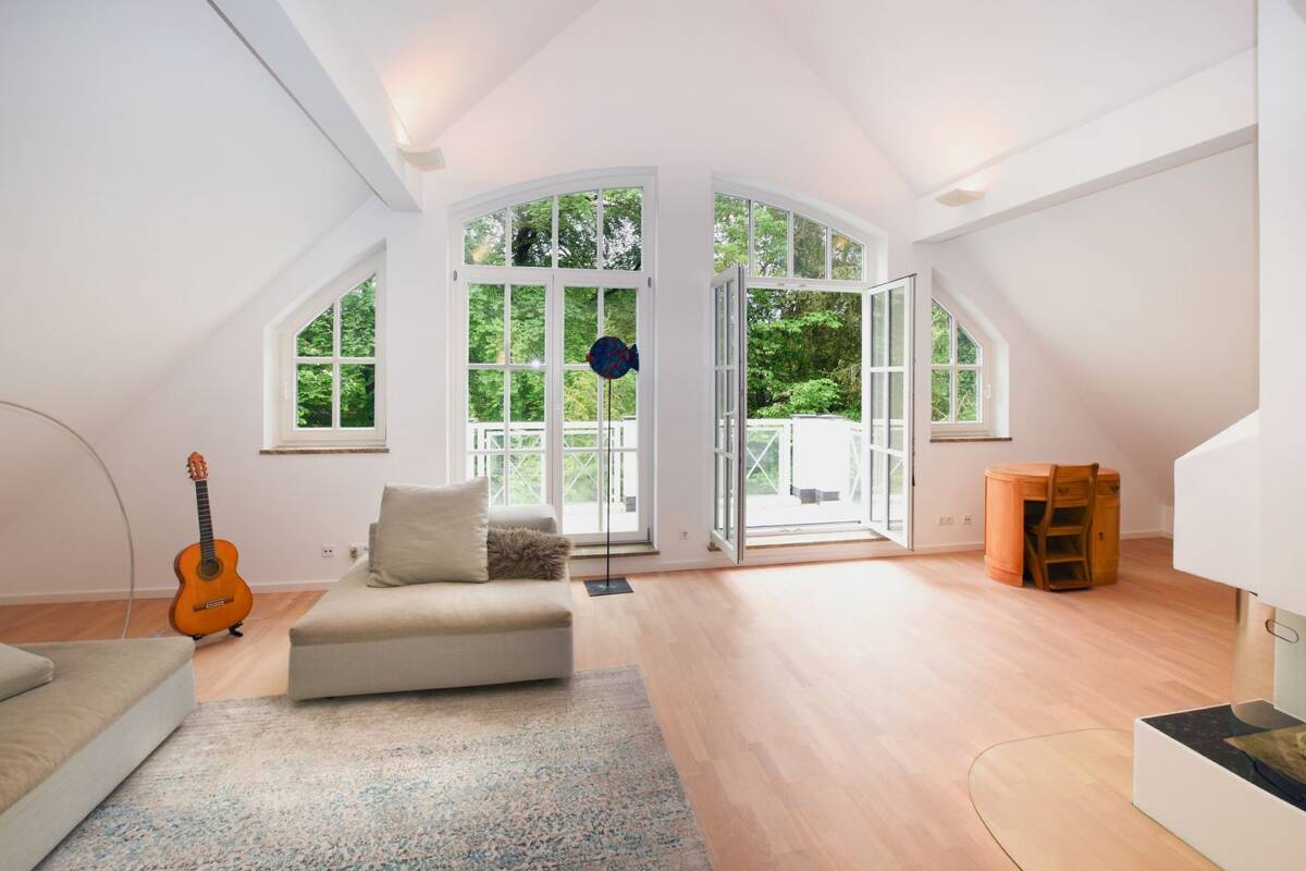 AIGNER - Lichtdurchflutete Dachgeschosswohnung mit separatem Hobbyraum am Pasinger Stadtpark – 81243 München – Bild 1 von 8