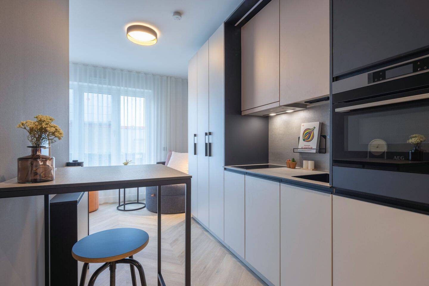 "The Lush One" - Exklusives Studio-Apartment über den Dächern von Düsseldorf – Düsseldorf – Vorschaubild 3