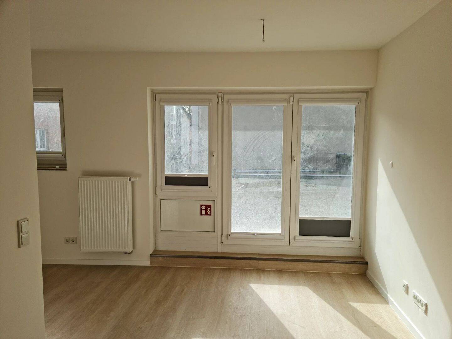 Kernsanierte 1-Zimmer-Wohnung mit Wohnküche und Dachterrasse – Köln – Vorschaubild 2