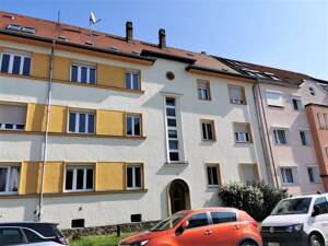 // Ab 01.09.2026 - ruhige Lage - Loggia - Laminat - Blick ins Grüne //
