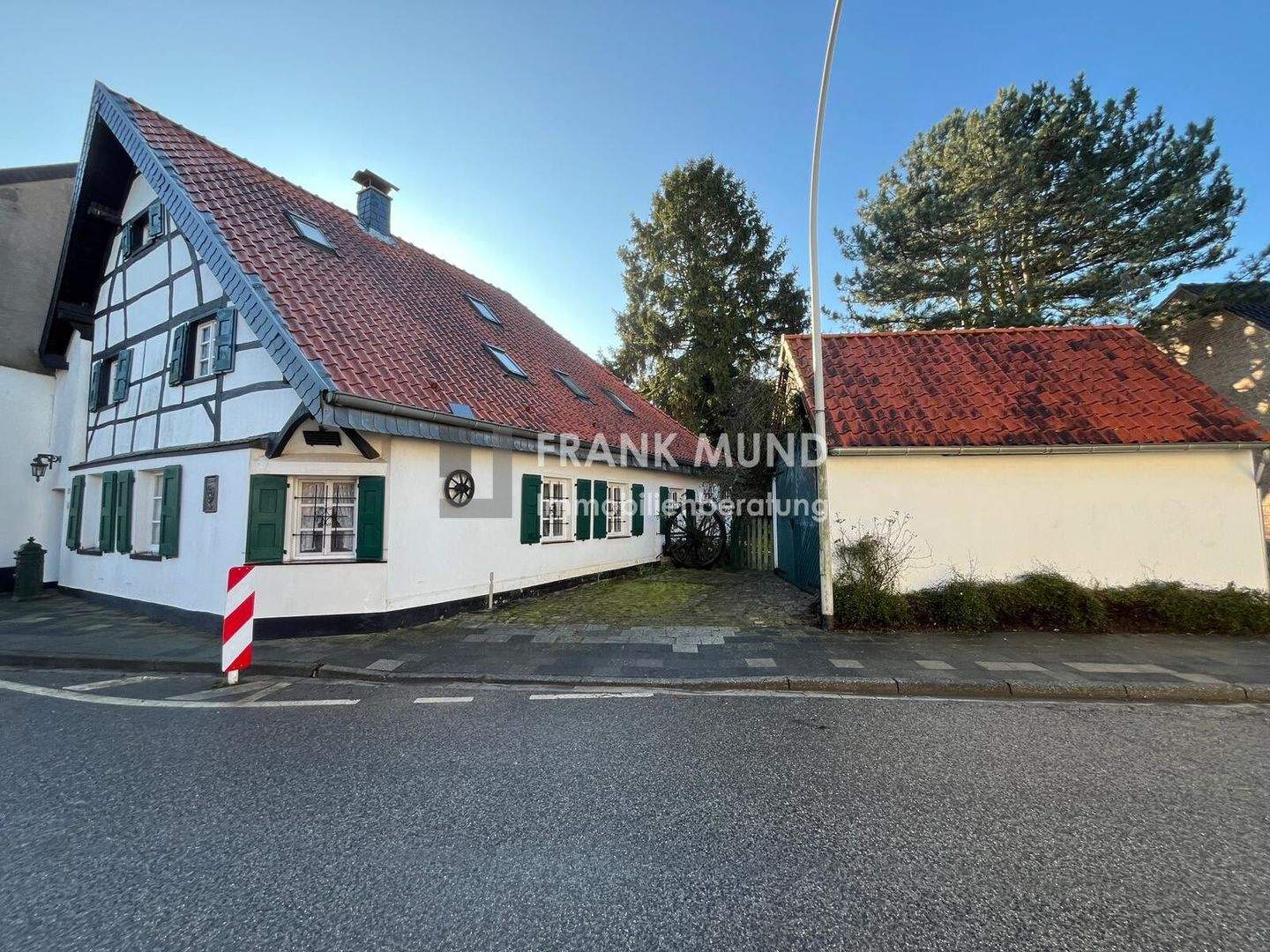Denkmalgeschütztes Einfamilien-Fachwerkhaus mit großer Obstwiese in 41189 Mönchengladbach-Herrath