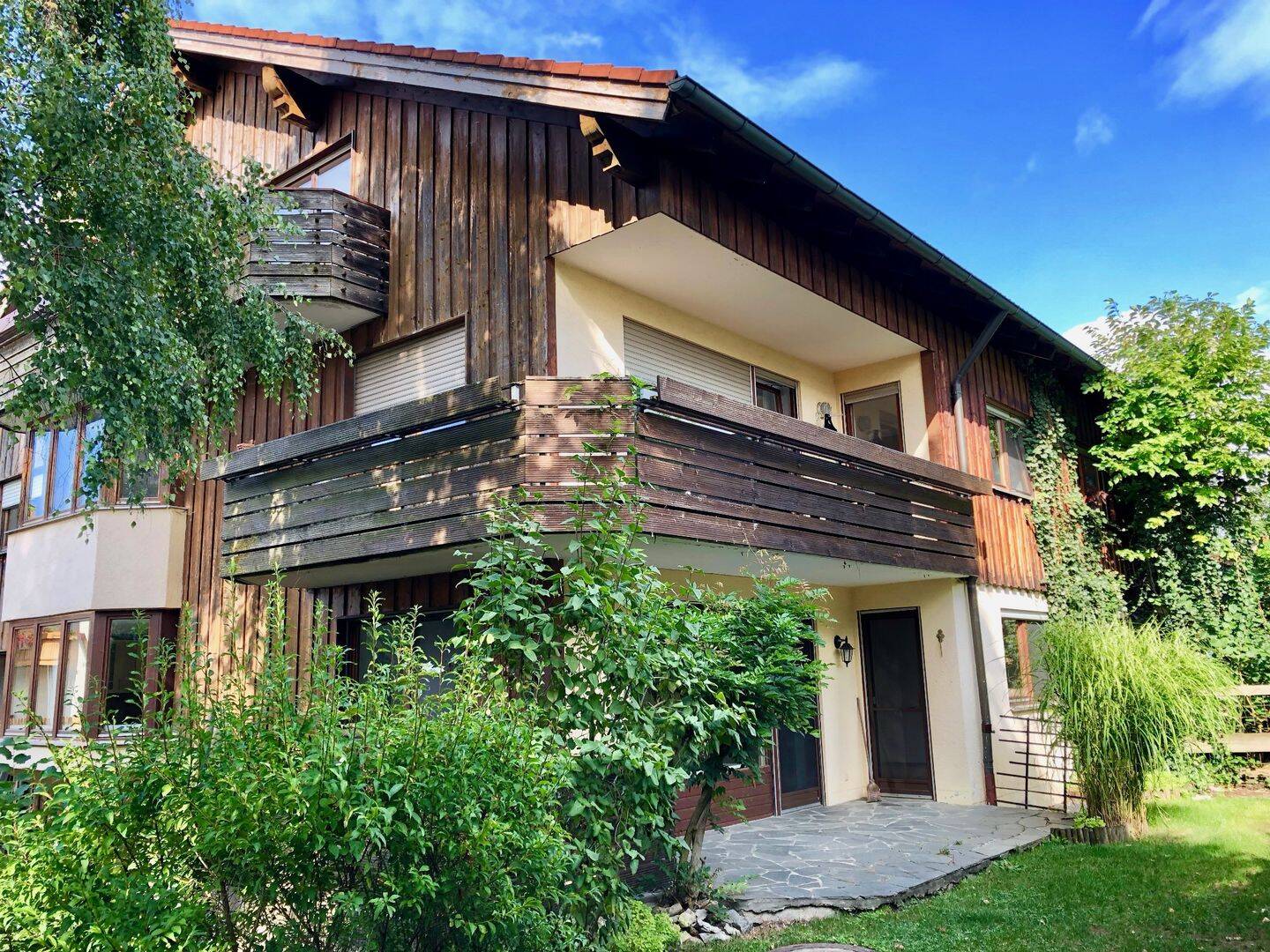 Erdgeschosswohnung mit Terrasse u. eigenen Gartenteil zu vermieten